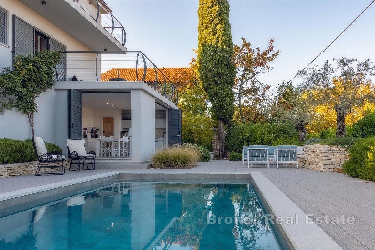 Moderne hus med svømmebasseng