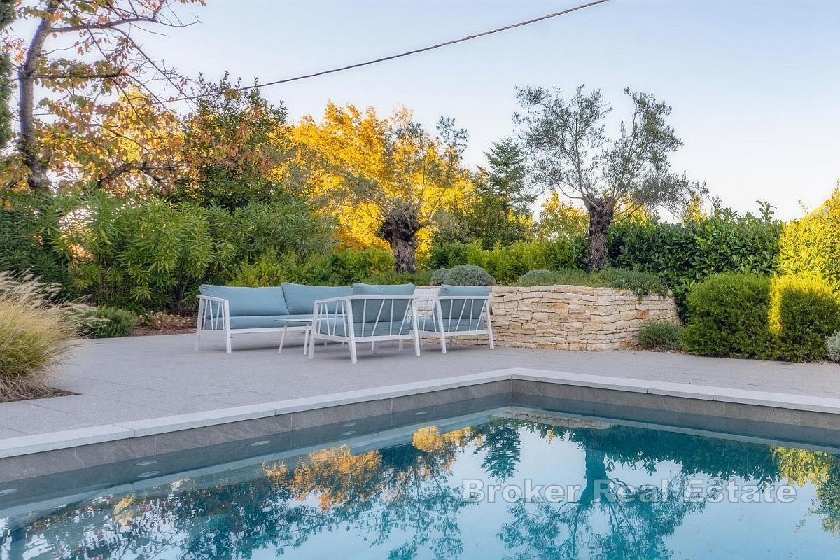 Moderne hus med svømmebasseng