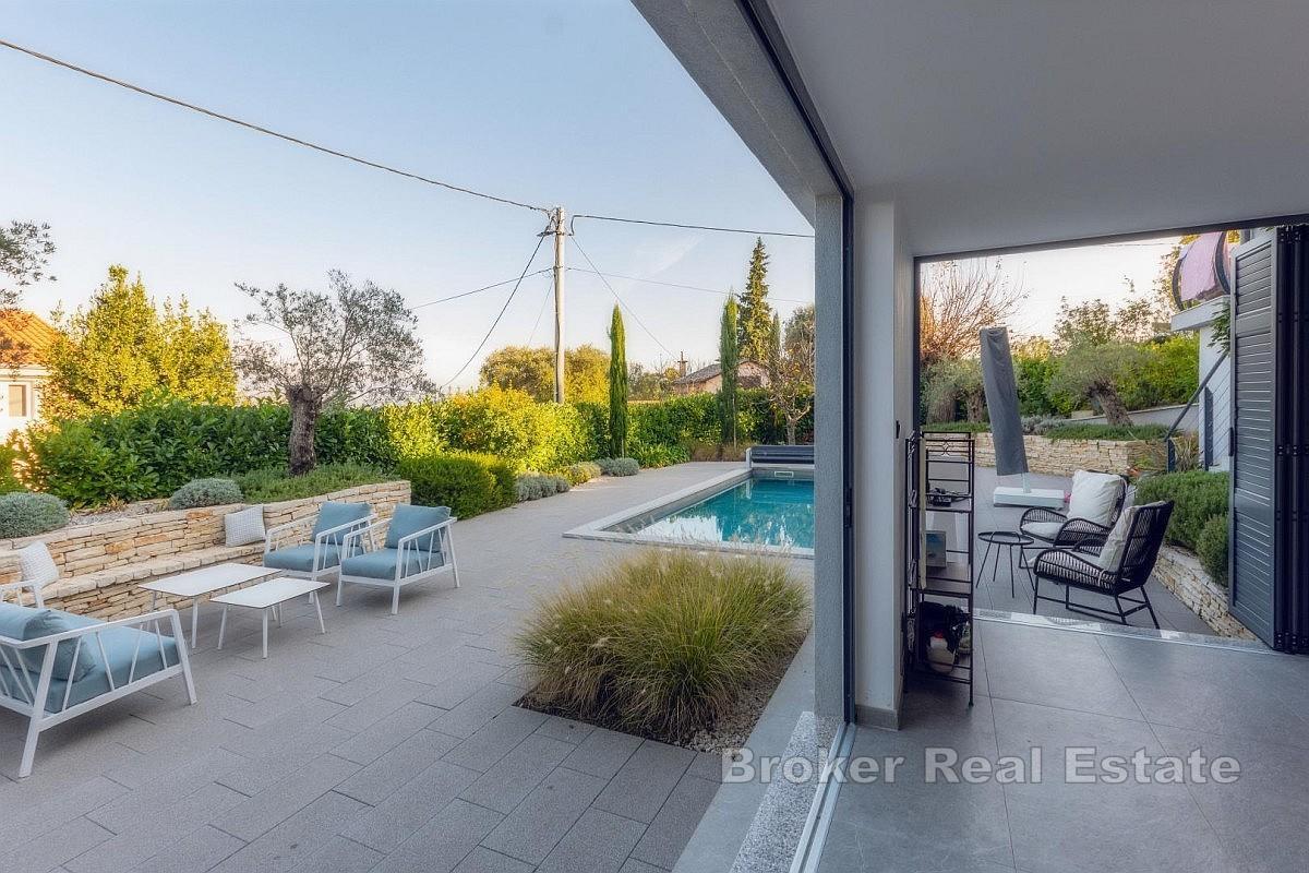 Moderne hus med svømmebasseng