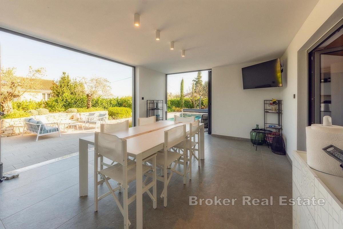 Moderne hus med svømmebasseng