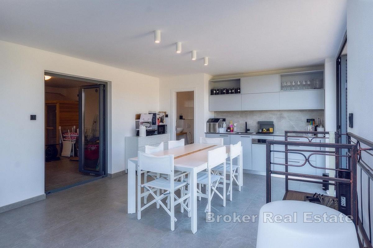 Moderne hus med svømmebasseng