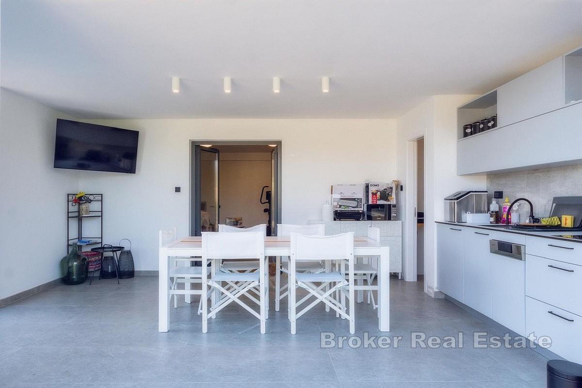 Moderne hus med svømmebasseng