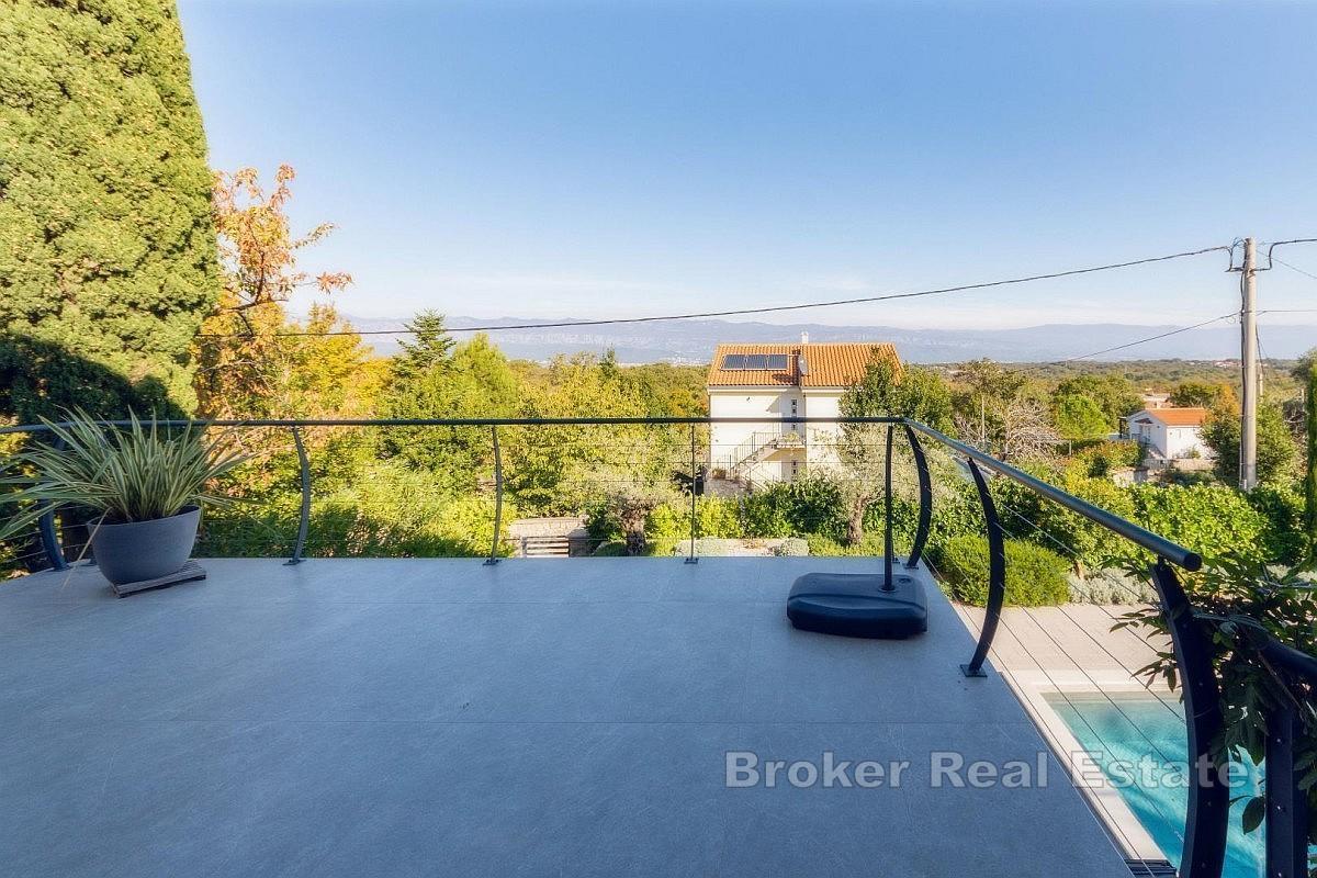 Moderne hus med svømmebasseng