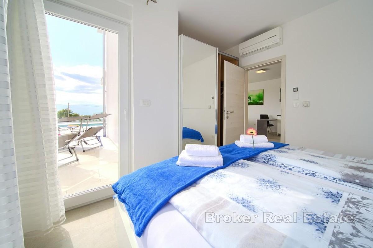 Nowoczesny apartament z dwiema sypialniami i basenem