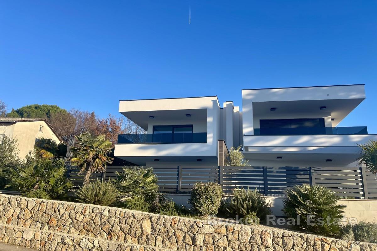 Maison moderne avec piscine et vue mer