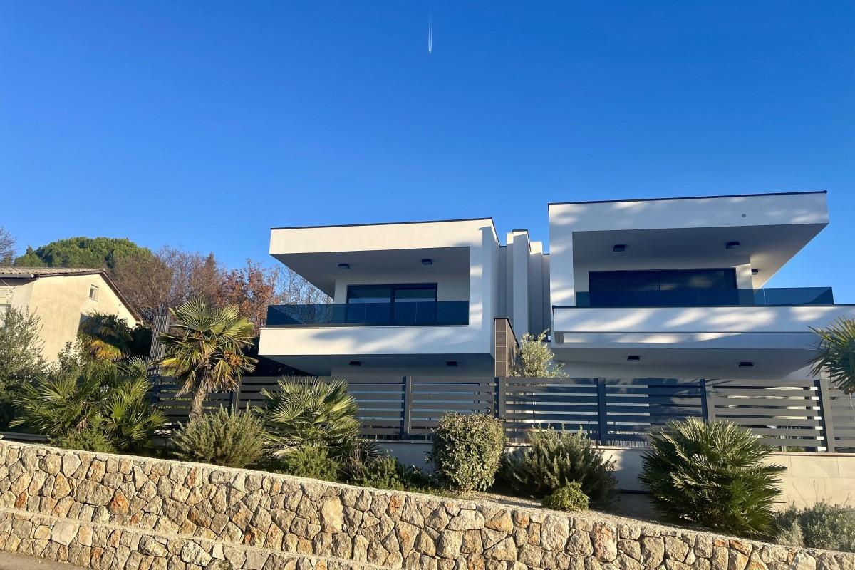 Maison moderne avec piscine et vue mer