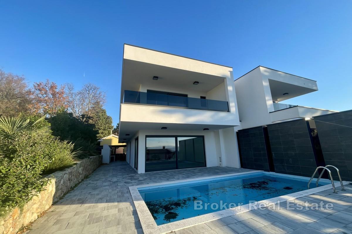 Maison moderne avec piscine et vue mer