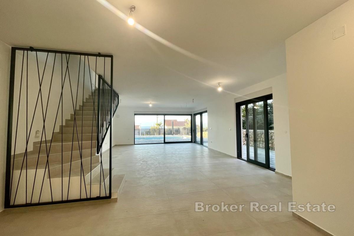 Moderní dům s bazénem a výhledem na moře