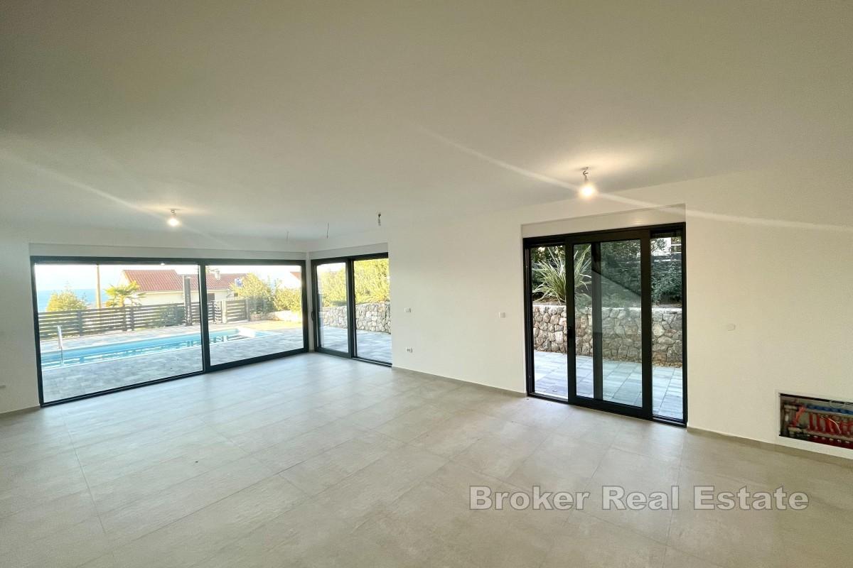 Maison moderne avec piscine et vue mer