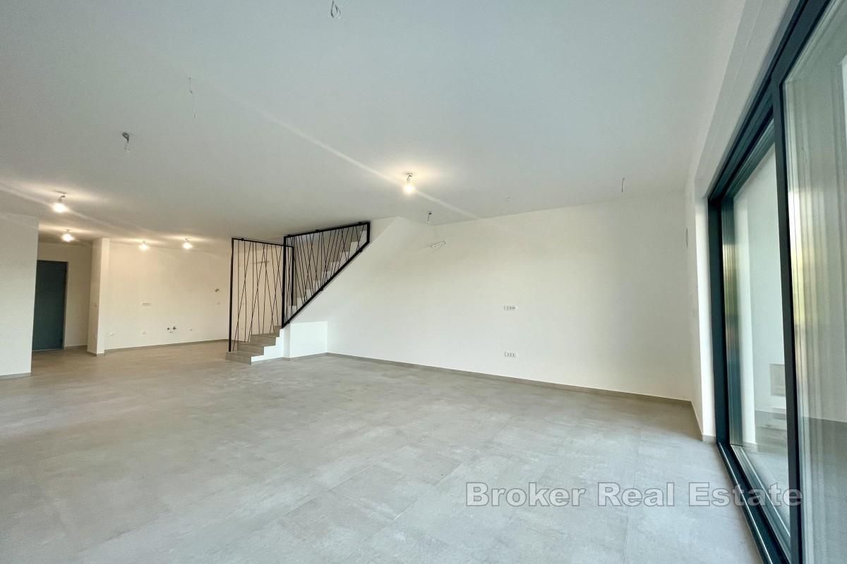 Moderní dům s bazénem a výhledem na moře