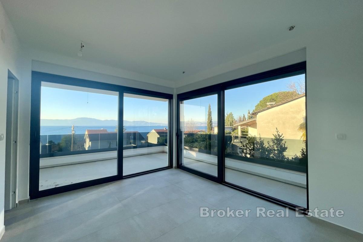 Maison moderne avec piscine et vue mer