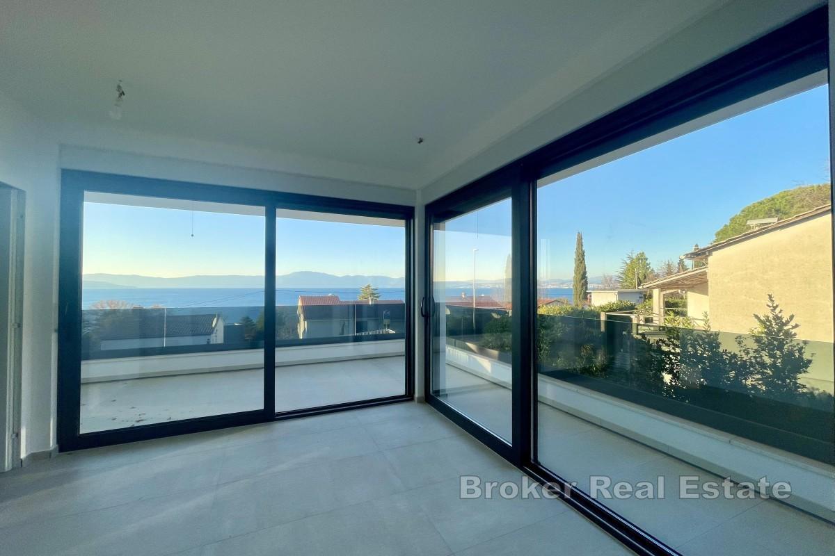 Maison moderne avec piscine et vue mer