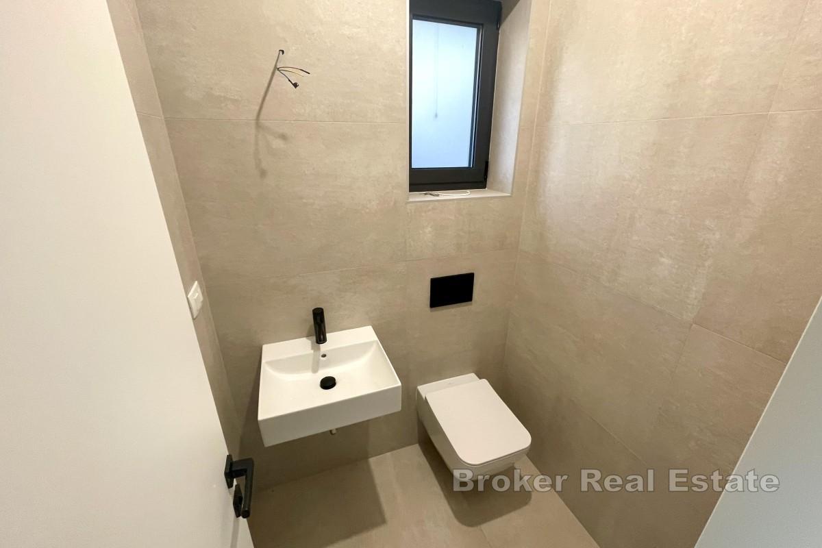 Moderní dům s bazénem a výhledem na moře