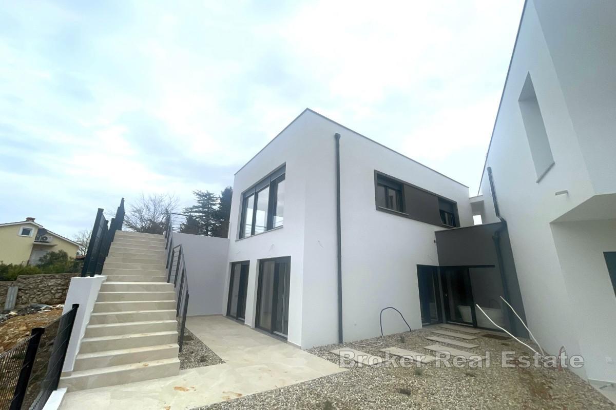 Nowoczesna willa w zabudowie bliźniaczej z basenem