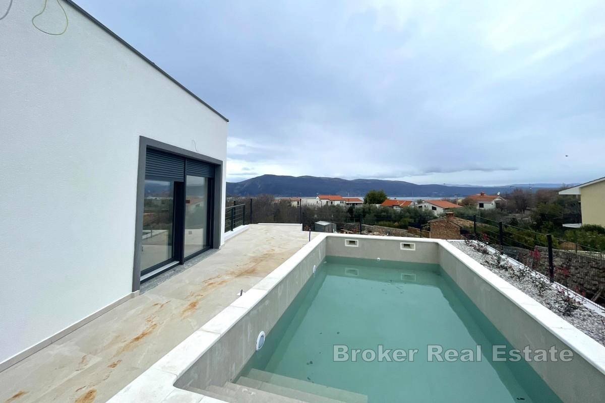 Nowoczesna willa w zabudowie bliźniaczej z basenem