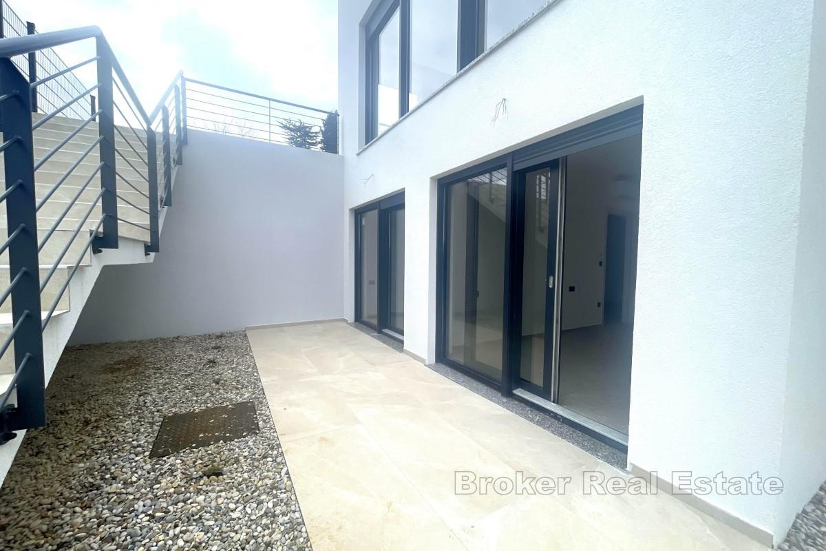 Nowoczesna willa w zabudowie bliźniaczej z basenem