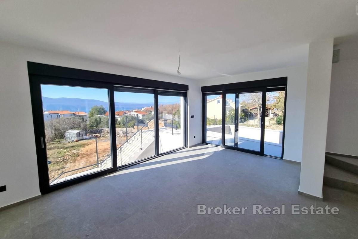 Nowoczesna willa w zabudowie bliźniaczej z basenem