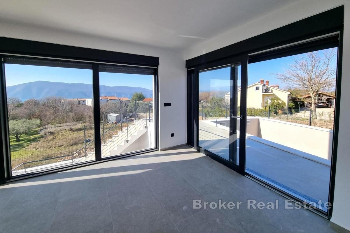 Nowoczesna willa w zabudowie bliźniaczej z basenem