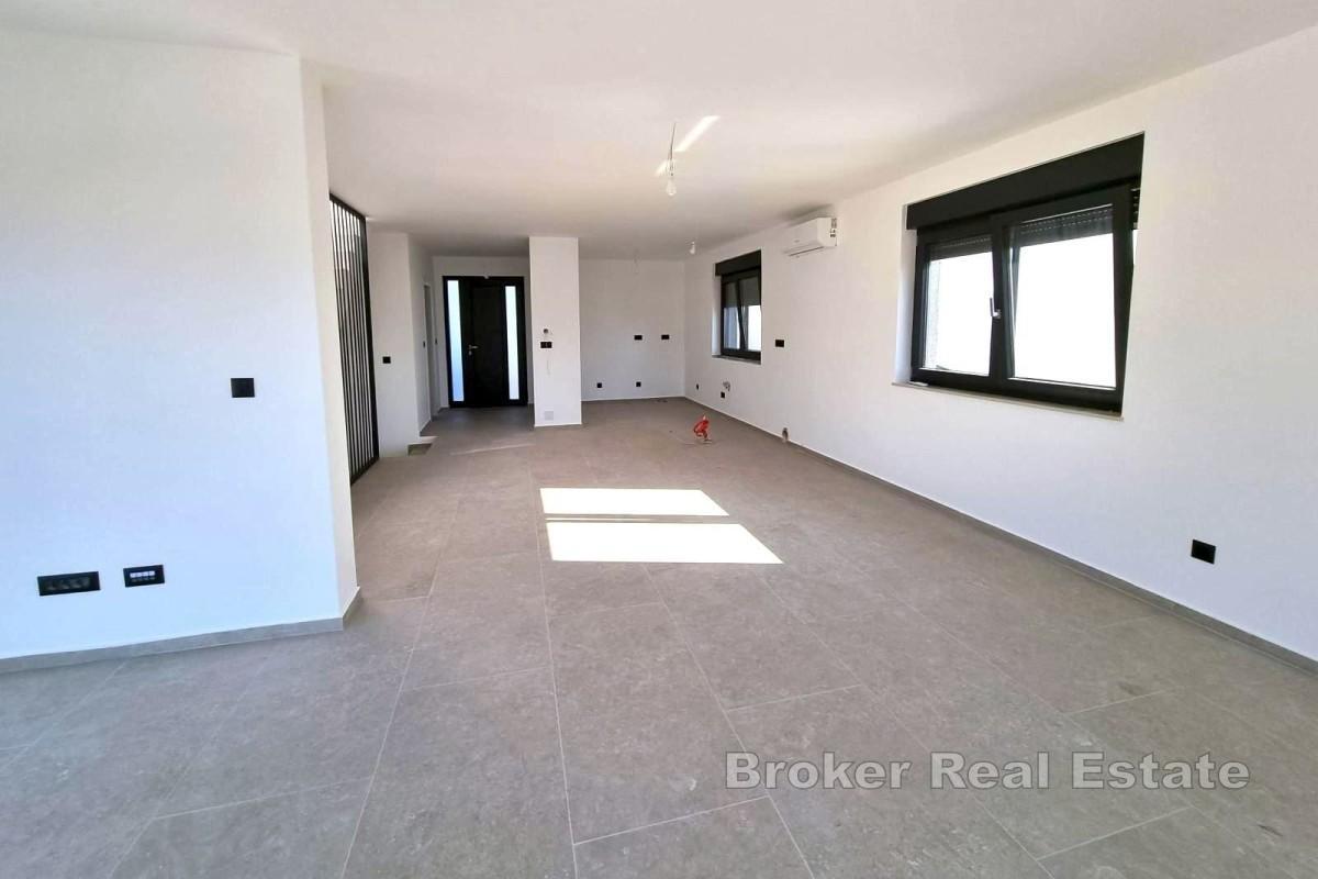 Nowoczesna willa w zabudowie bliźniaczej z basenem