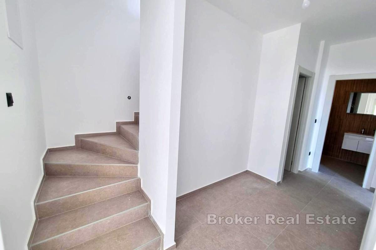 Nowoczesna willa w zabudowie bliźniaczej z basenem