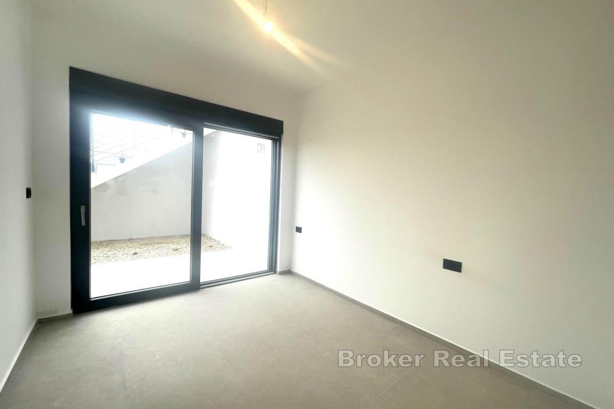 Nowoczesna willa w zabudowie bliźniaczej z basenem