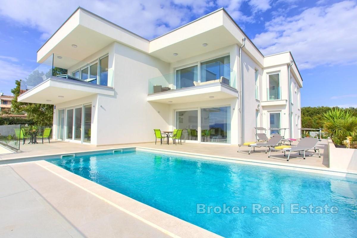 Современная вилла с четырьмя квартирами