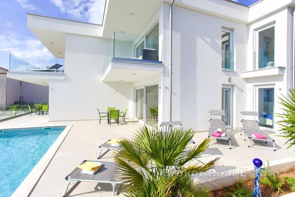 Moderne villa med fire leiligheter