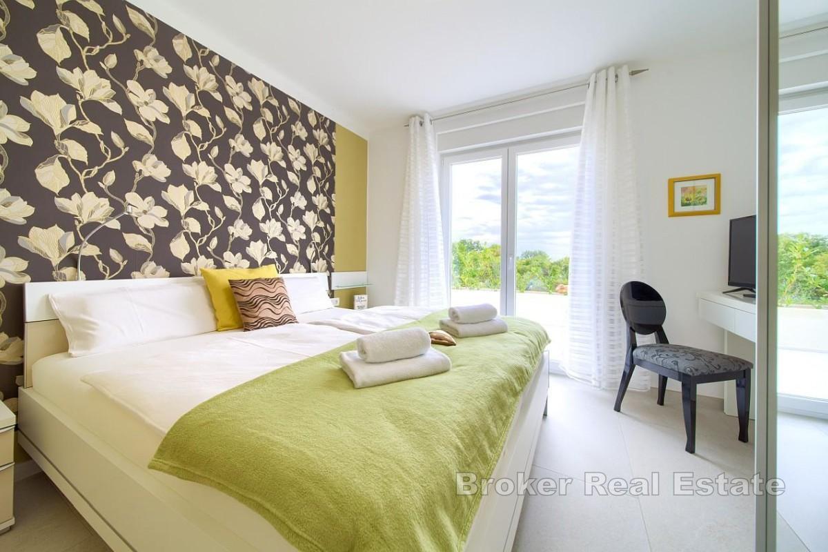 Moderne villa med fire leiligheter