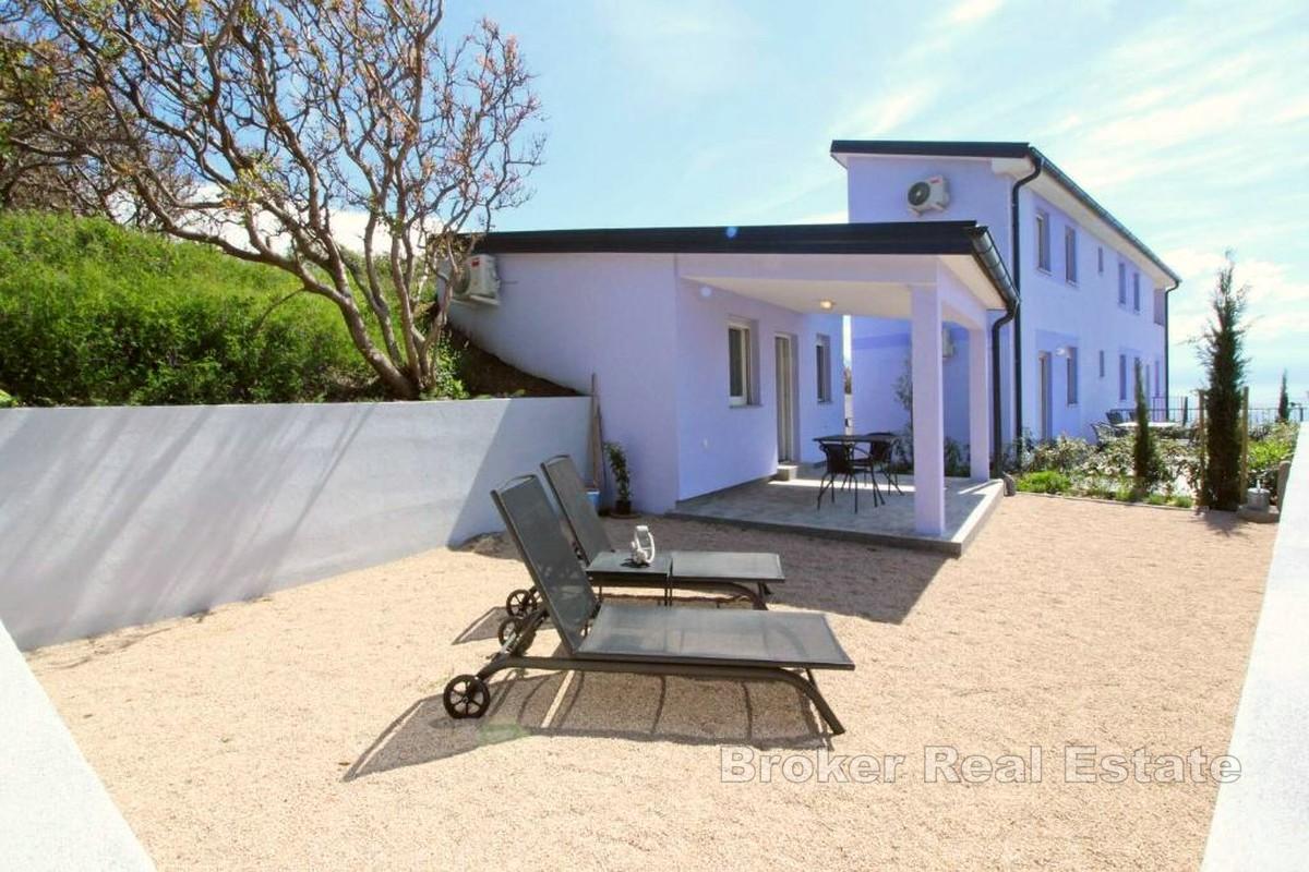 Moderne hus nær sjøen