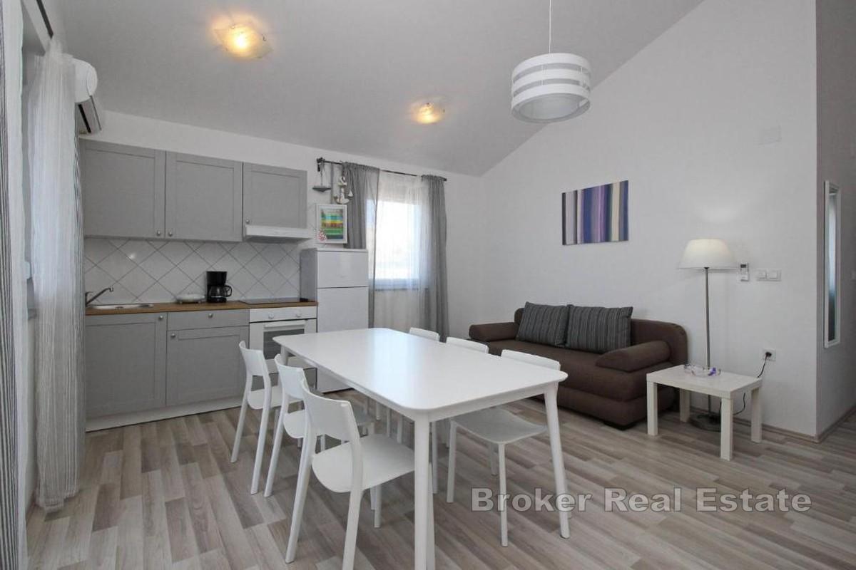 Moderne hus nær sjøen