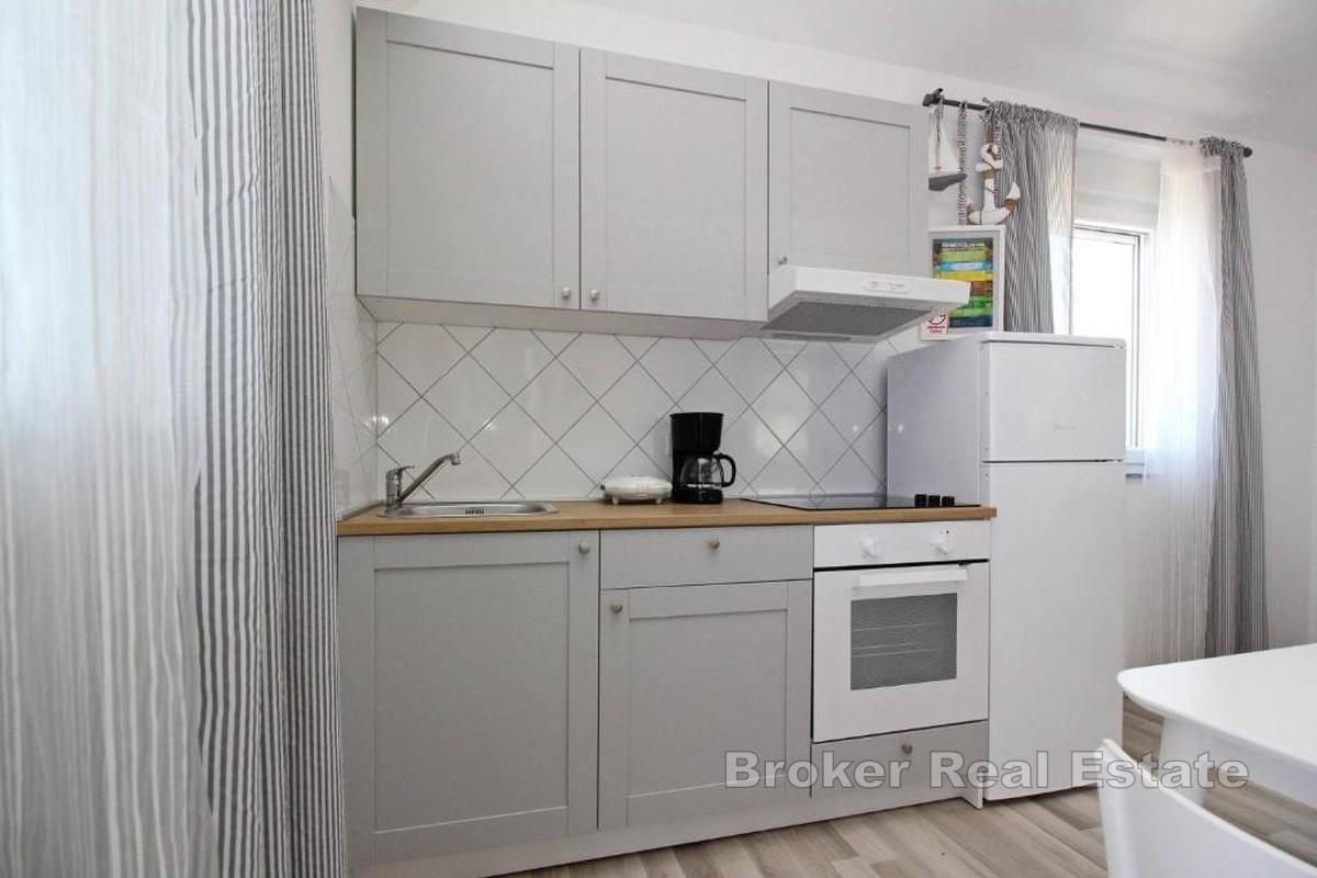 Moderne hus nær sjøen