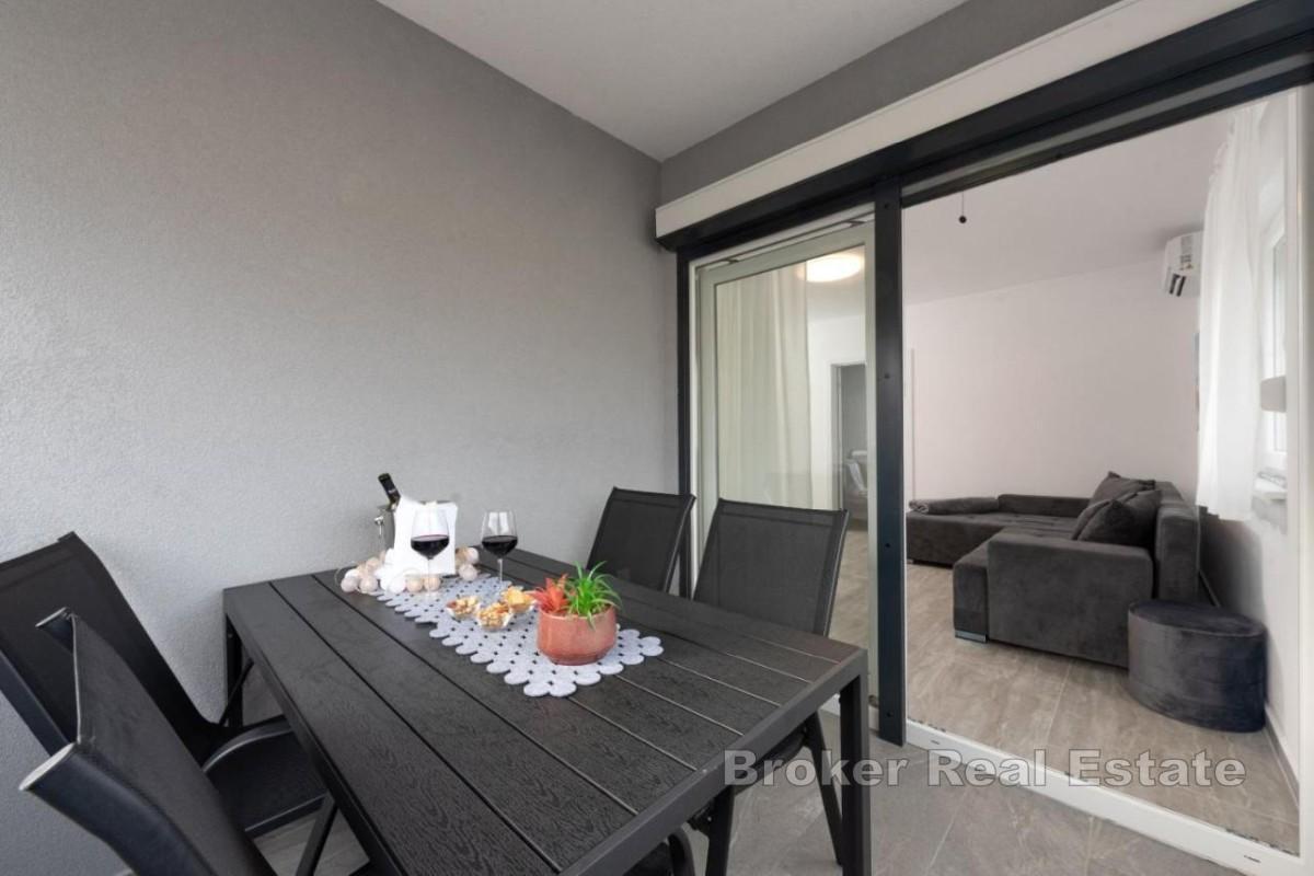Apartman s terasom i pogledom na more