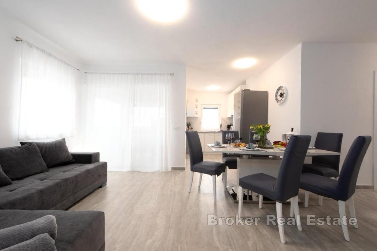 Apartman s terasom i pogledom na more
