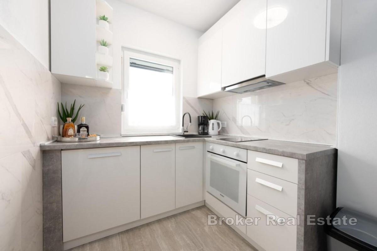 Apartman s terasom i pogledom na more
