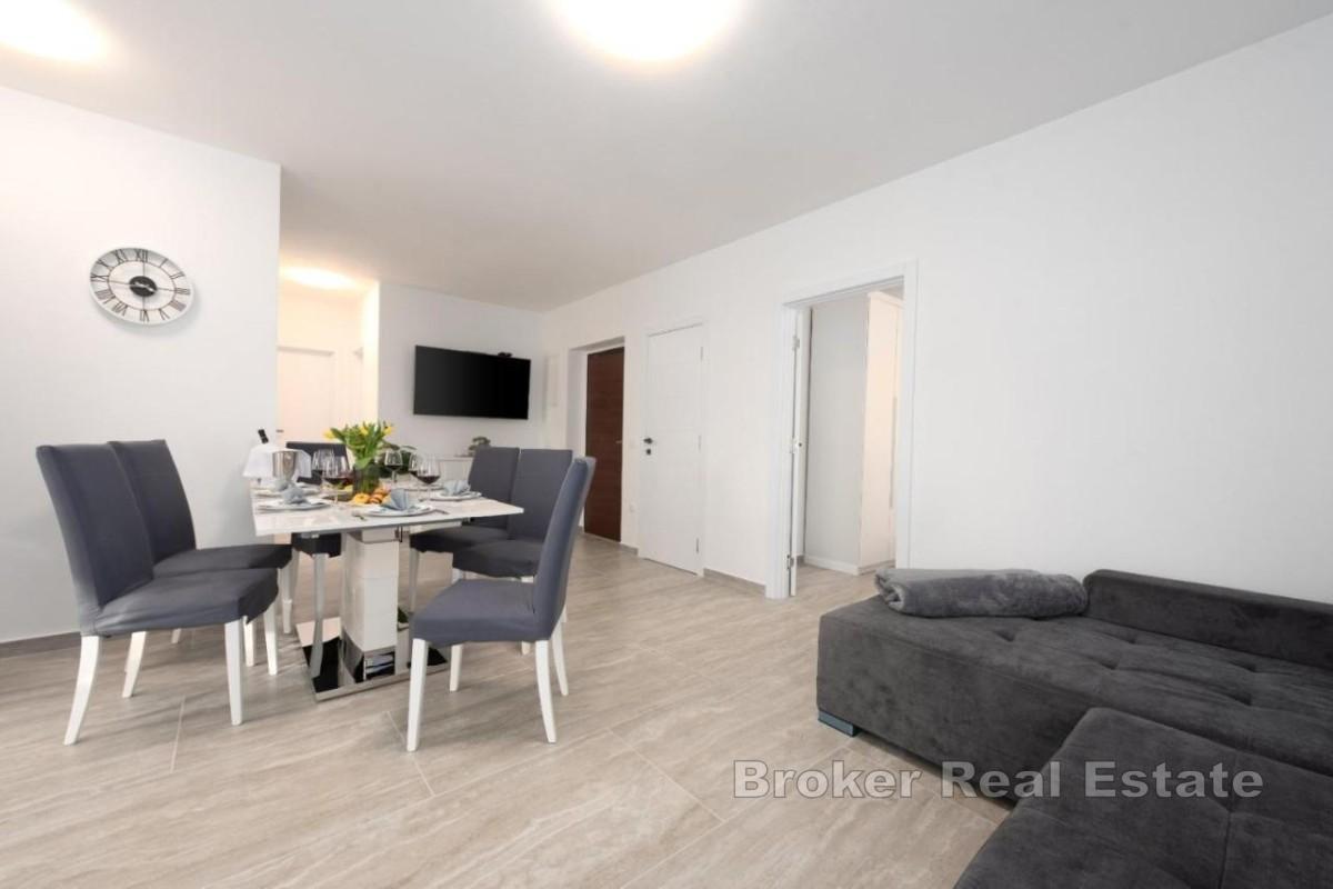Apartman s terasom i pogledom na more