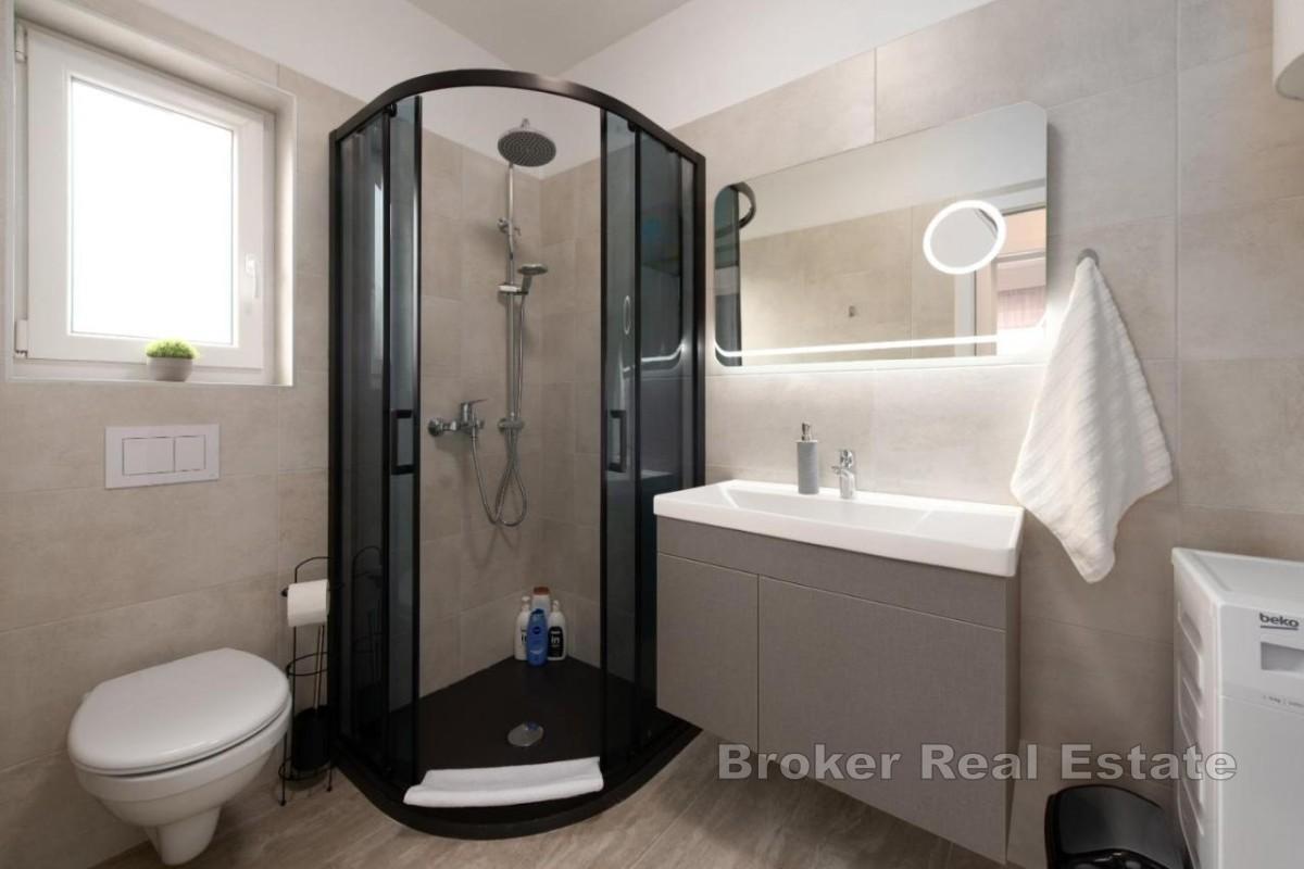 Apartman s terasom i pogledom na more