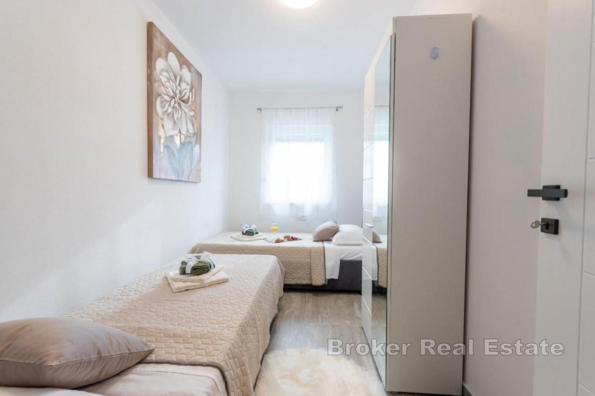 Apartman s terasom i pogledom na more