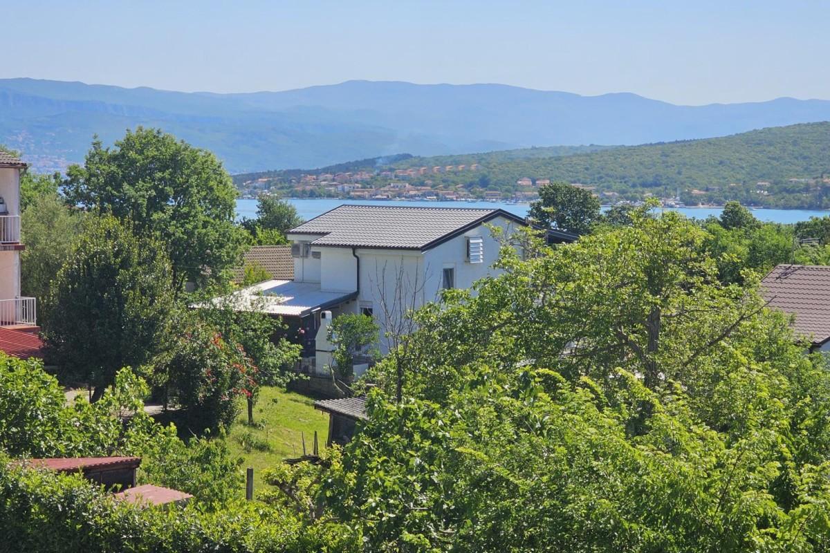 Leilighet med terrasse og havutsikt