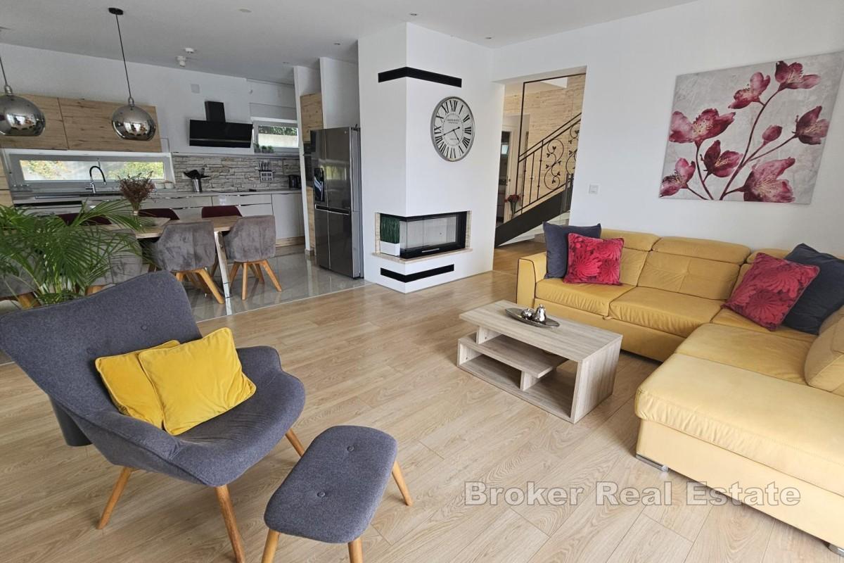 Moderne Villa in ruhiger Lage nahe dem Meer