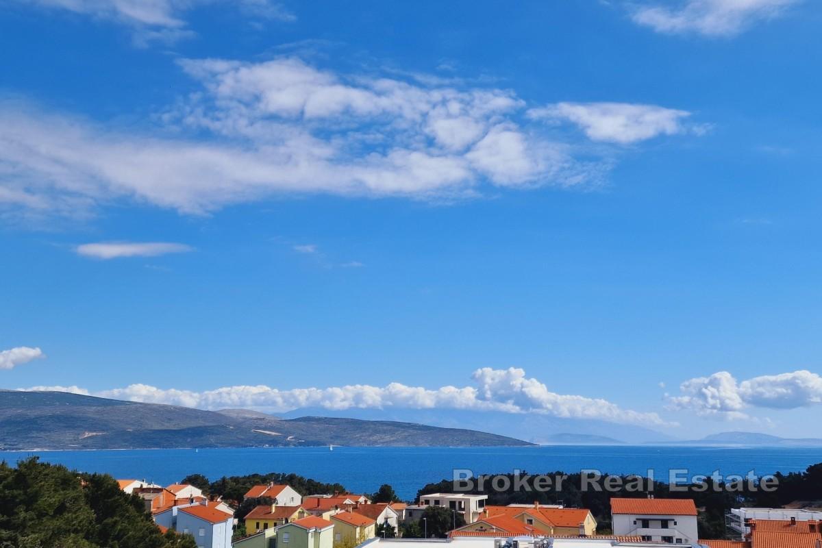 Luksuzni penthouse s krovnom terasom i bazenom