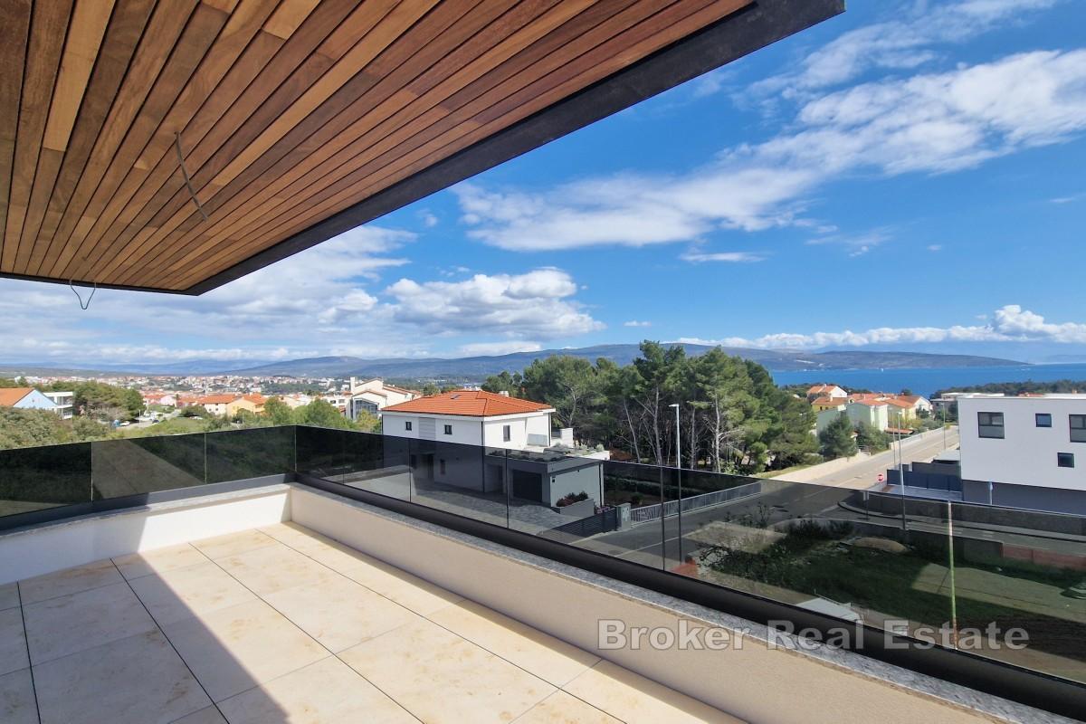 Luksuzni penthouse s krovnom terasom i bazenom