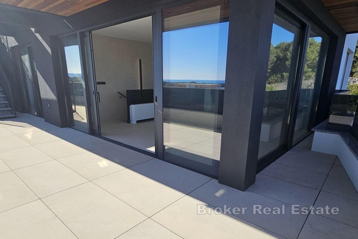 Luksuzni penthouse s krovnom terasom i bazenom