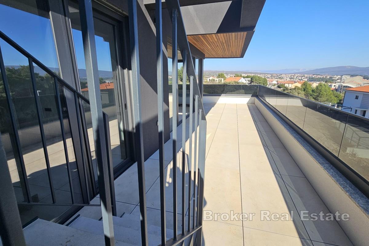 Luksuzni penthouse s krovnom terasom i bazenom