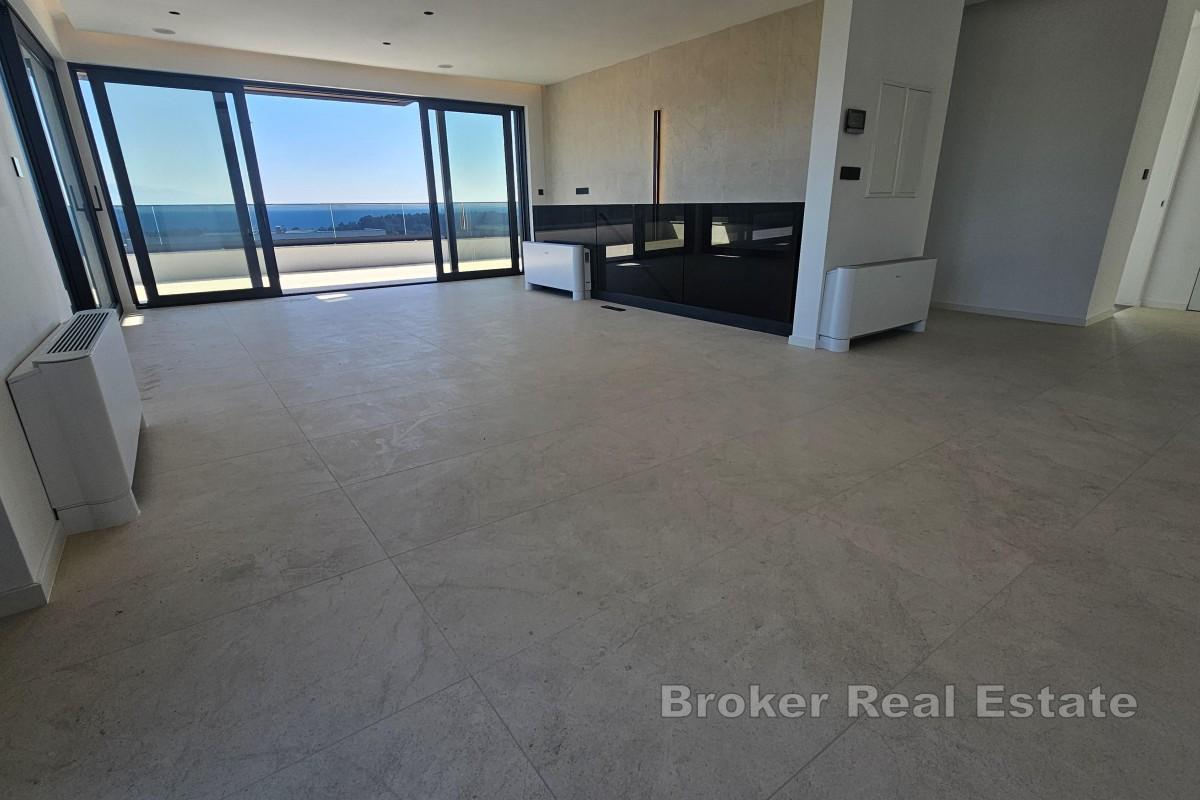 Luksuzni penthouse s krovnom terasom i bazenom