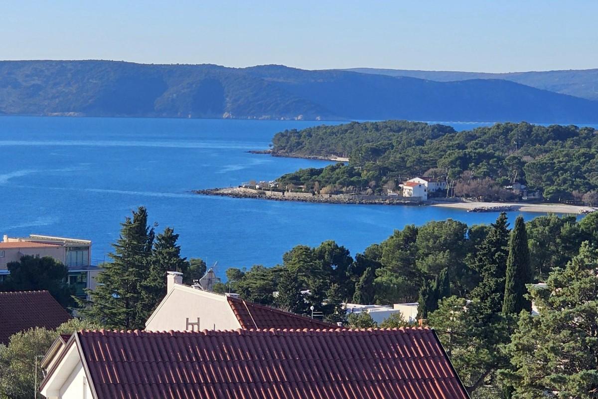 Dvoetažni apartman na atraktivnoj lokaciji