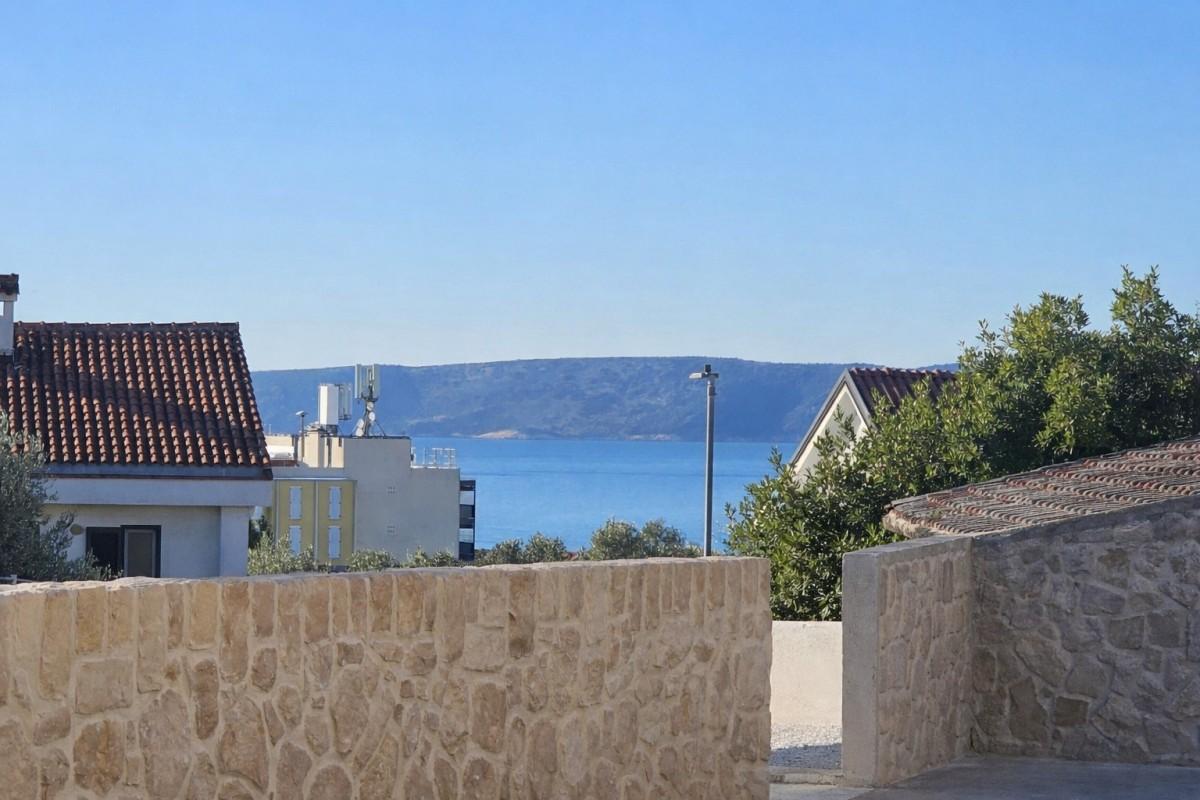 Appartamento con piscina e giardino