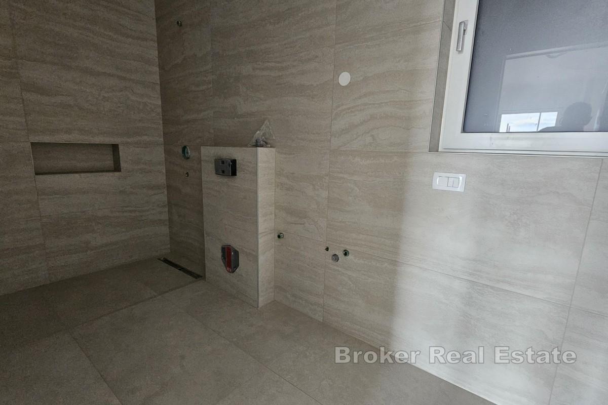 Квартира с бассейном и садом