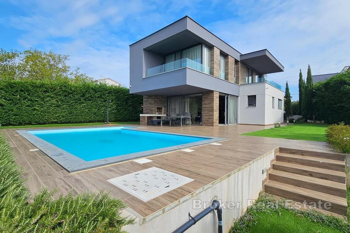 Moderne Villa mit Pool in ruhiger Lage