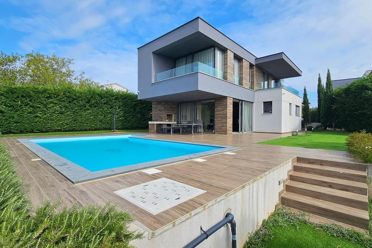 Villa moderne avec piscine dans un quartier calme