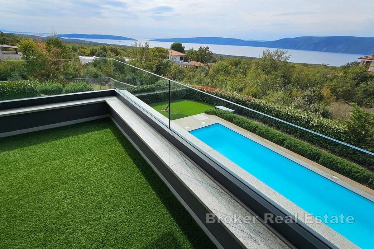 Modern villa med pool i lugnt läge